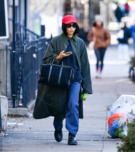 zoe-kravitz-out-and-about-in-new-york-01-18-2023-0.jpg