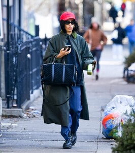 zoe-kravitz-out-and-about-in-new-york-01-18-2023-6.jpg