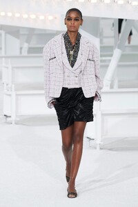 -0004-Chanel-RTW-SS21.thumb.jpg.f66a8428d2ced9bf8acc7cdc4367c2fe.jpg