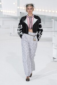 -0009-Chanel-RTW-SS21.thumb.jpg.9eeb6a67f06ded2a978ae87b97955bf1.jpg