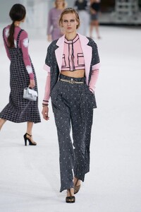 -0010-Chanel-RTW-SS21.thumb.jpg.ef1b82c177d9b036f2c5a06ea32ab87b.jpg
