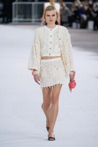 -0050-Chanel-RTW-SS21.thumb.jpg.58ebe1d1a24419a428010ddbef83b78a.jpg