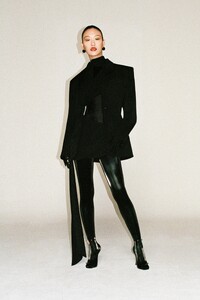 00001-Mugler-Fall-21-Paris-credit-brand.thumb.jpg.4b8f13781bfe0fceebb2b778cb291c0f.jpg