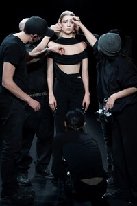 00001-Mugler-SS21.thumb.jpg.de6d40fc0491f7010e8a008882aff0a1.jpg