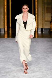 00003-Christian-Siriano-Fall-21.thumb.jpg.1faaa626c65e7c9b5155de8e80bc862c.jpg