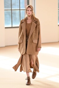 00004-Max-Mara-Fall-21-RTW.thumb.jpg.f7614adb362d8d2da2e25e8feec4f5af.jpg