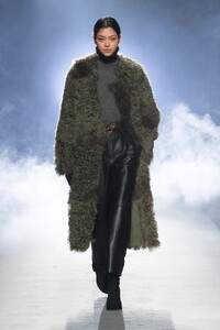 00005-alberta-ferretti-RTW-fall-21.thumb.jpg.849c913ddc04711739f385c1445bbfed.jpg