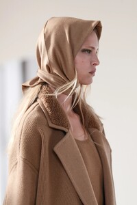 00009-MAX-MARA-DETAILS-FALL-21-RTW.thumb.jpg.eeb2a27e8712a8cd1f9514b825f9d347.jpg