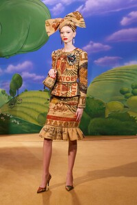 00011-moschino-RTW-fall-21.thumb.jpg.55a1c7363131d4cee852fe2d7d576a18.jpg