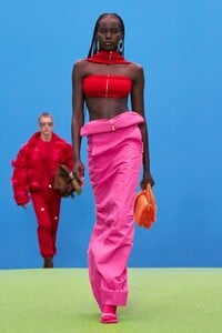 00013-Jacquemus-Fall-21-credit-imaxtree-courtesy-of-Jacquemus.thumb.jpg.328efa29412fb8984c73bad4d63ac072.jpg
