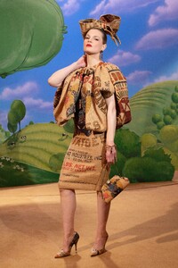 00013-moschino-RTW-fall-21.thumb.jpg.6757942dd1f107a1f09a45b02e7caf24.jpg
