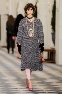 00015-CHANEL-PRE-FALL-21.thumb.jpg.3e2a435387e5f1ae6686f4ed0c987608.jpg