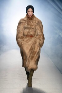 00016-alberta-ferretti-RTW-fall-21.thumb.jpg.918acd0eb9cd4286f3191062ebeb189b.jpg