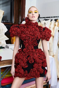 00020-Christian-Siriano-Pre-Fall-21.thumb.jpg.885a5aa5713647db0247feffff2e6479.jpg