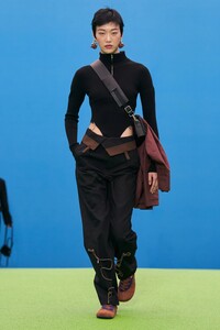 00025-Jacquemus-Fall-21-credit-imaxtree-courtesy-of-Jacquemus.thumb.jpg.4e261c2863e98dba820e3d08fa909a37.jpg