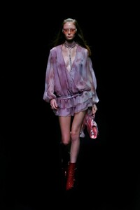 00026-BLUMARINE-FALL-21-RTW.thumb.jpg.e00cf89e8fe757f0892ce73bce244e8d.jpg