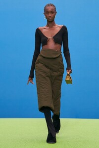 00029-Jacquemus-Fall-21-credit-imaxtree-courtesy-of-Jacquemus.thumb.jpg.4dfab178b12b61ad97d12e1c4313bb0b.jpg