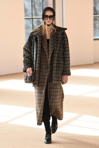 00030-Max-Mara-Fall-21-RTW.thumb.jpg.4d1c672918f4092e850c6f0a63c8a562.jpg