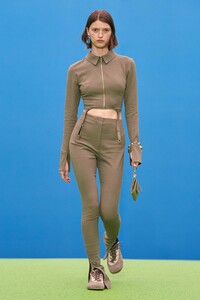 00031-Jacquemus-Fall-21-credit-imaxtree-courtesy-of-Jacquemus.thumb.jpg.2d3e09ed66a3ef0b7495d7c2752148a3.jpg