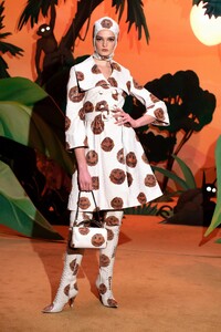 00031-moschino-RTW-fall-21.thumb.jpg.f28d689d59e31586c38a9a3444fa6b77.jpg