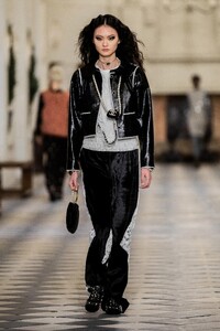 00032-CHANEL-PRE-FALL-21.thumb.jpg.6ab94228dba7a8af60706cceb3338f36.jpg