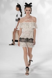 00032-Giambattista-Valli-SS21-RTW.thumb.jpg.fb12edffacb10e74302d3c334409a2bd.jpg