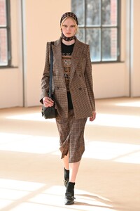 00033-Max-Mara-Fall-21-RTW.thumb.jpg.ed095174c3420821cc0b4c8aacb2df4a.jpg