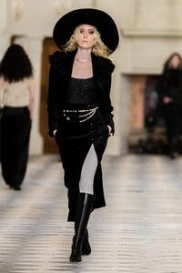 00038-CHANEL-PRE-FALL-21.thumb.jpg.8132af156167d6da9552de200521efa4.jpg