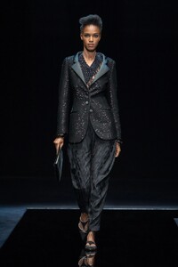 00041-Giorgio-Armani-RTW-Fall-21.thumb.jpg.d62763341bc27993ec61403de1f6601d.jpg