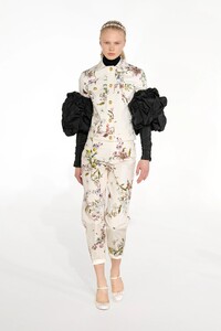 00044-giambattista-valli-RTW-Fall-21.thumb.jpg.d5de110308e6d18bc7675adc776a09d5.jpg