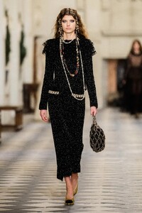 00056-CHANEL-PRE-FALL-21.thumb.jpg.5fda542c8b04675f64ecaee39595a2bf.jpg