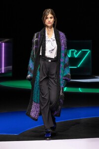 00063-Emporio-Armani-Fall-21.thumb.jpg.a8e8ce00c631a9aaf0949e79f62a1c3f.jpg