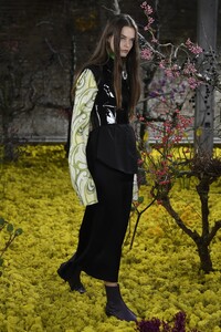 00067-RAF-SIMONS-SPRING-21-RTW-AND-MENS.thumb.jpg.13a3b9ac77f3eb7478785626abcd30ed.jpg