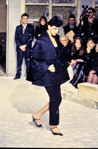 002-john-galliano-fall-1995-ready-to-wear-detail-01-CN00119580.jpg