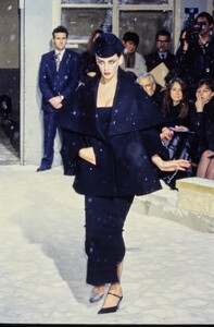 002-john-galliano-fall-1995-ready-to-wear-detail-01-CN00119581.jpg
