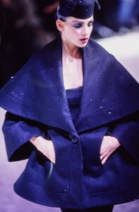 002-john-galliano-fall-1995-ready-to-wear-detail-05-CN00119674.jpg