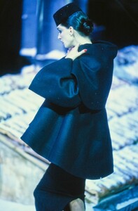 002-john-galliano-fall-1995-ready-to-wear-detail-06-CN00119582.jpg