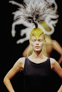 002-philip-treacy-fall-1997-ready-to-wear-CN00193265-emma-balfour.jpg