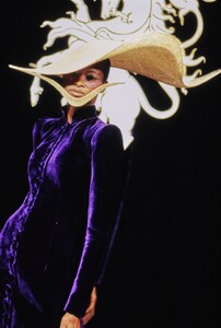 003-philip-treacy-fall-1997-ready-to-wear-CN00193312-debra-shaw.jpg