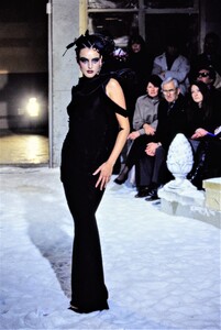 009-john-galliano-fall-1995-ready-to-wear-detail-02-CN10021405.jpg