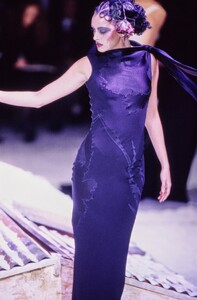 009-john-galliano-fall-1995-ready-to-wear-detail-07-CN00119675.jpg