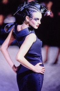 009-john-galliano-fall-1995-ready-to-wear-detail-09-CN00119676.jpg