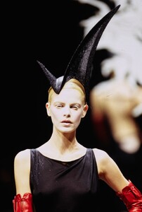 022-philip-treacy-fall-1997-ready-to-wear-CN00193329-emma-balfour.jpg