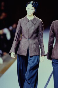 039-yohji-yamamoto-fall-1995-ready-to-wear-detail-CN00193379.jpg