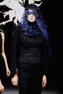 048-philip-treacy-fall-1997-ready-to-wear-CN00193322-honor-fraser.jpg