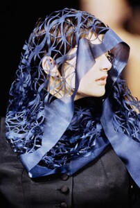 048-philip-treacy-fall-1997-ready-to-wear-detail-CN00193321-honor-fraser.jpg