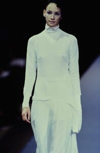 057-yohji-yamamoto-fall-1995-ready-to-wear-detail-CN00193377-debbie-deitering.jpg