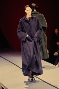 077-yohji-yamamoto-fall-1995-ready-to-wear-CN00193144-debbie-deitering.jpg