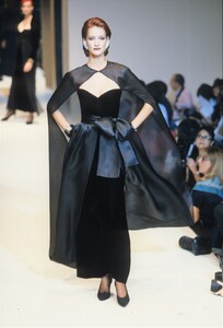 078-givenchy-fall-1995-couture-CN10024428.jpg