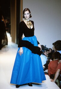 079-givenchy-fall-1995-couture-CN10024420.jpg
